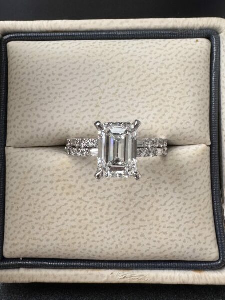 IGI Certified 2.21 CT D VVS2 Lab Grown Emerald Cut Diamond Ring - Image 3