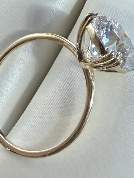 IGI Certified 2.9 CT G VVS1 Lab Grown Round Diamond Ring - Image 5