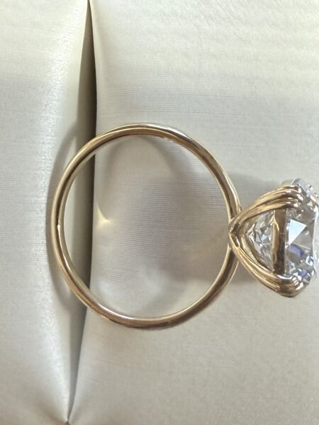 IGI Certified 2.9 CT G VVS1 Lab Grown Round Diamond Ring - Image 7