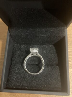 IGI Certified 3.10 CT F VS1 Lab Grown Oval Diamond Ring