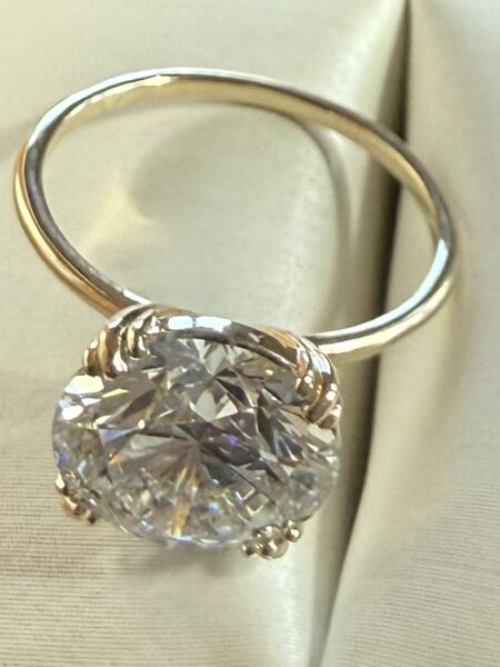 IGI Certified 2.9 CT G VVS1 Lab Grown Round Diamond Ring - Image 4
