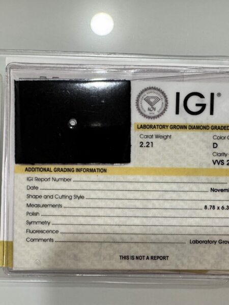 IGI Certified 2.21 CT D VVS2 Lab Grown Emerald Cut Diamond Ring - Image 6