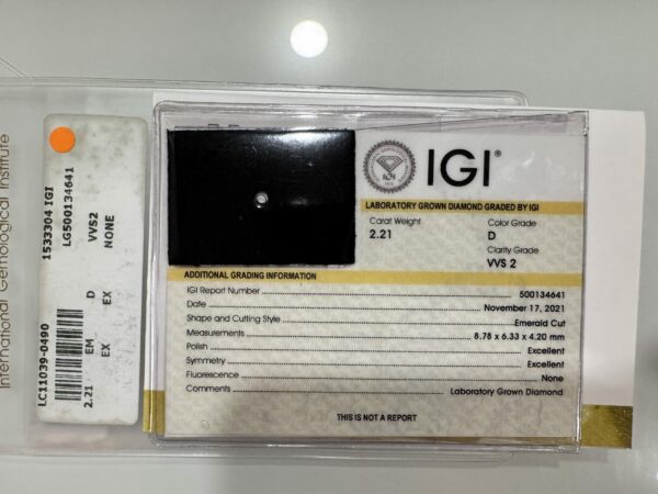 IGI Certified 2.21 CT D VVS2 Lab Grown Emerald Cut Diamond Ring - Image 6