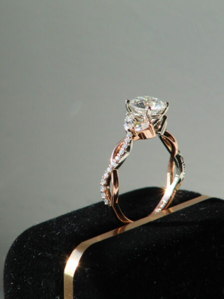 IGI Certified 1.32 CT E VS1 Lab Grown Round Brilliant Diamond Ring - Image 2