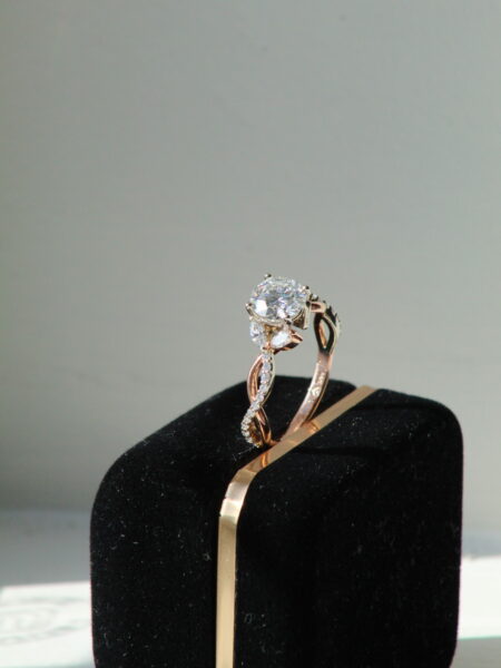 IGI Certified 1.32 CT E VS1 Lab Grown Round Brilliant Diamond Ring - Image 4