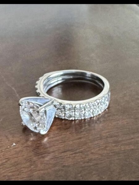 IGI Certified 2.01 CT D VVS2 Lab Grown Round Brilliant Diamond Ring - Image 3