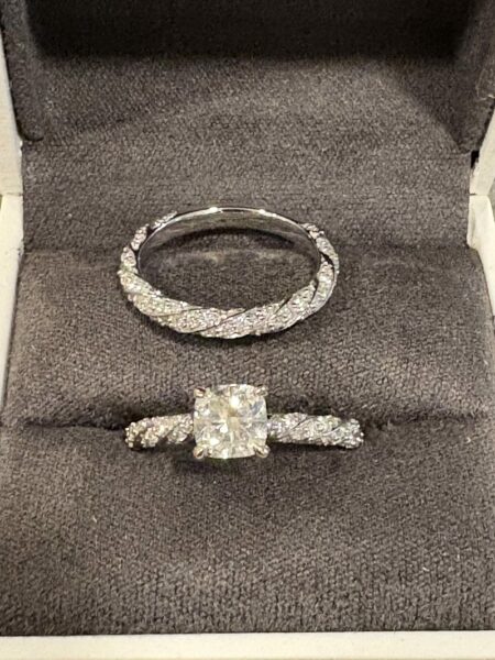 1.03 CT E VVS2 Lab Grown Cushion Cut Diamond Ring and Matching Band - Image 5
