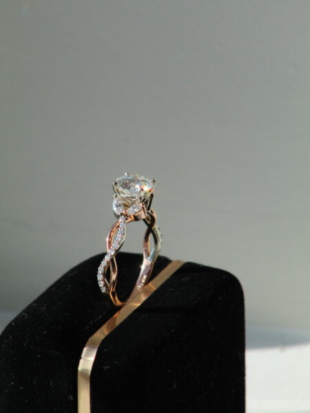 IGI Certified 1.32 CT E VS1 Lab Grown Round Brilliant Diamond Ring - Image 3