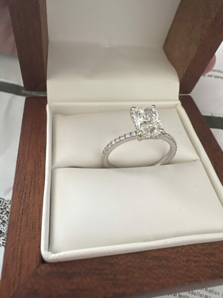 IGI Certified 1.59 CT J VS2 Lab Grown Cut Cornered Rectangular Modified Brilliant Diamond Ring - Image 4