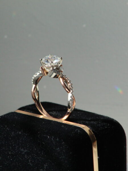 IGI Certified 1.32 CT E VS1 Lab Grown Round Brilliant Diamond Ring - Image 6