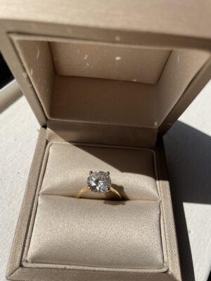 IGI Certified 2.77 CT G VS2 Lab Grown Round Brilliant Diamond Ring