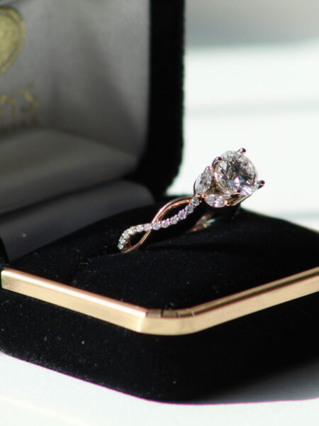 IGI Certified 1.32 CT E VS1 Lab Grown Round Brilliant Diamond Ring - Image 5
