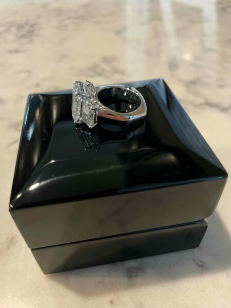 IGI Certified 4.01 CT F VS2 Lab Grown Cut Cornered Rectangular Modified Brilliant Diamond Ring - Image 4
