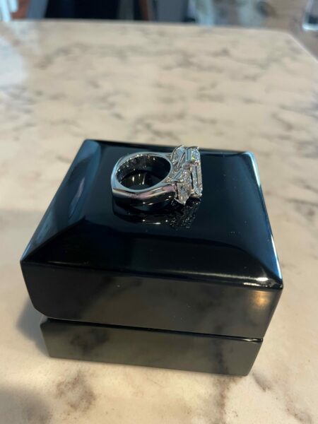 IGI Certified 4.01 CT F VS2 Lab Grown Cut Cornered Rectangular Modified Brilliant Diamond Ring - Image 6
