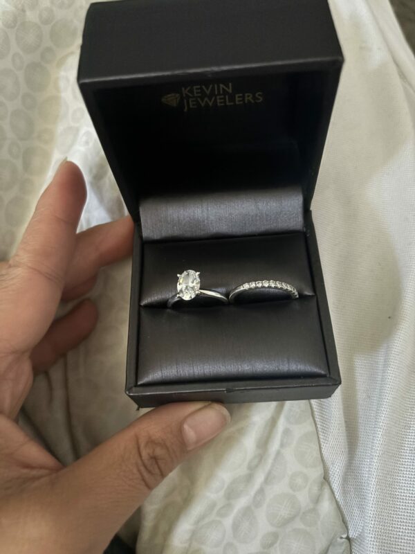 IGI 1.51 Carat E VS1 Oval Lab-Grown Diamond Ring - Image 2