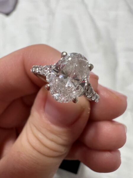 IGI 1 Carat E VS1 Oval Lab-Grown Diamond Ring - Image 2