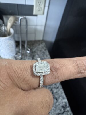 IGI 1.09 Carat E VS2 Emerald Lab-Grown Diamond Ring