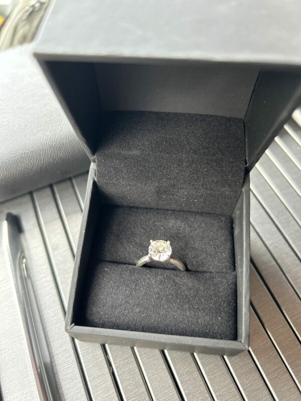 2 Carat F SI2 Round Lab-Grown Diamond Ring