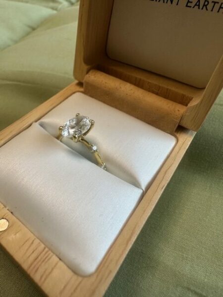 1.67 Carat F VS1 Oval Lab-Grown Diamond Ring - Image 3