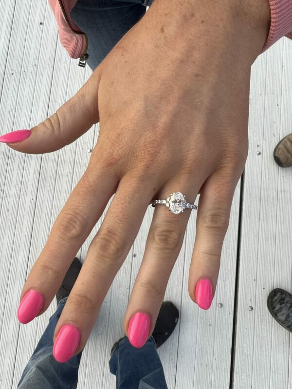 IGI 1 Carat E VS1 Oval Lab-Grown Diamond Ring - Image 5