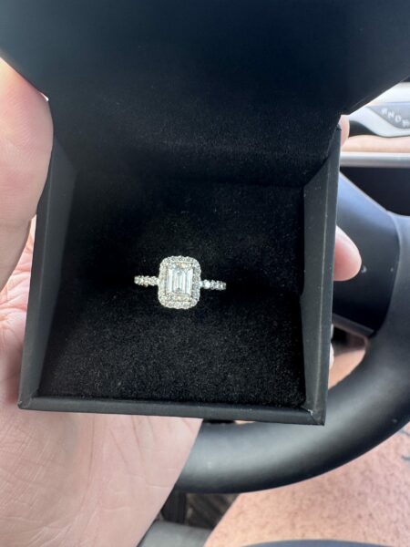 IGI 1.09 Carat E VS2 Emerald Lab-Grown Diamond Ring - Image 2