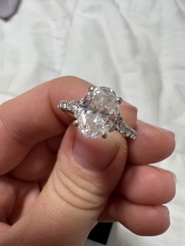 IGI 1 Carat E VS1 Oval Lab-Grown Diamond Ring - Image 3