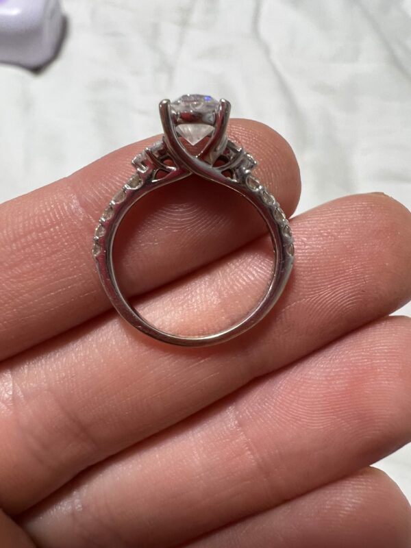 IGI 1 Carat E VS1 Oval Lab-Grown Diamond Ring - Image 4