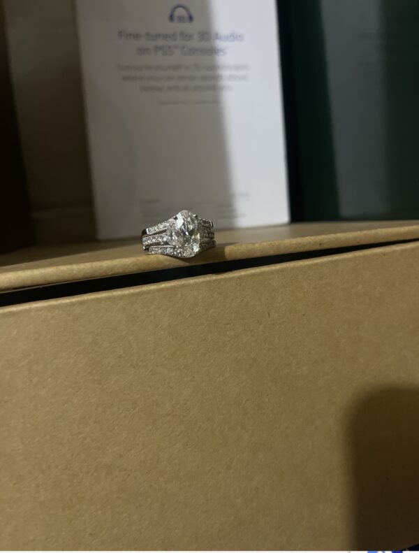3.97 Carat E VVS1 Oval Lab-Grown Diamond Ring - Image 2