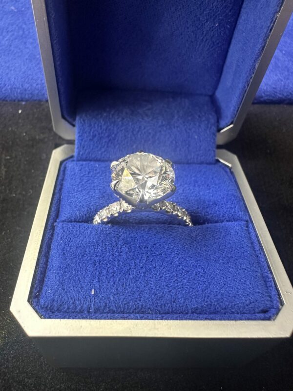 IGI 5.57 Carat F VS1 Round Lab-Grown Diamond Ring - Image 4