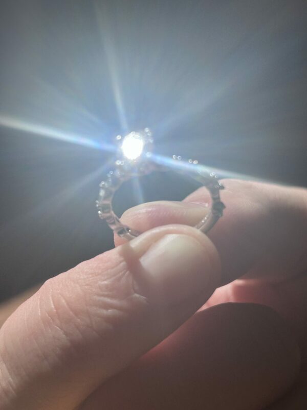 IGI Certified 1.2 Carat E VVS2 Lab Grown Oval Diamond Ring - Image 4