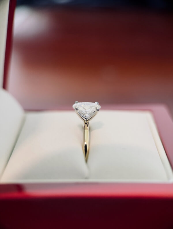 1.00 Carat E VS1 Oval Lab-Grown Diamond Ring - Image 10