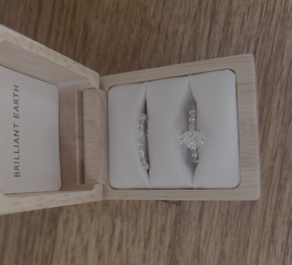IGI Certified 1.2 Carat E VVS2 Lab Grown Oval Diamond Ring - Image 6