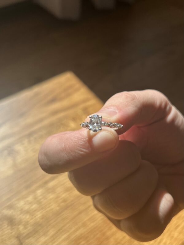 IGI Certified 1.2 Carat E VVS2 Lab Grown Oval Diamond Ring - Image 5