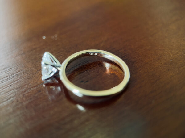 1.00 Carat E VS1 Oval Lab-Grown Diamond Ring - Image 4