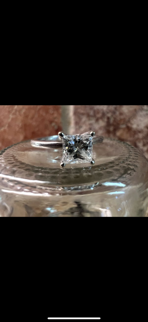 IGI Certified 1.01 CT F VVS2 Lab Grown Princess Cut Diamond Ring