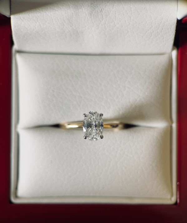 1.00 Carat E VS1 Oval Lab-Grown Diamond Ring - Image 8