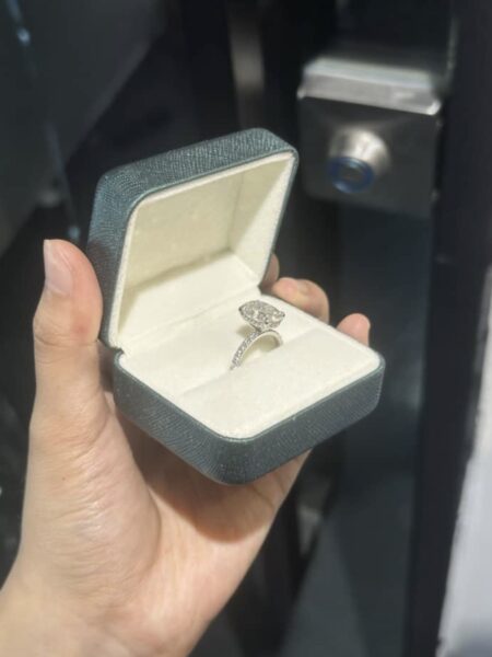 IGI 4.03 Carat D VS1 Oval Lab-Grown Diamond Ring - Image 4