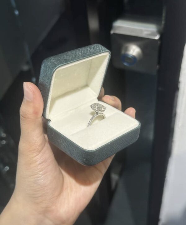IGI 4.03 Carat D VS1 Oval Lab-Grown Diamond Ring - Image 4