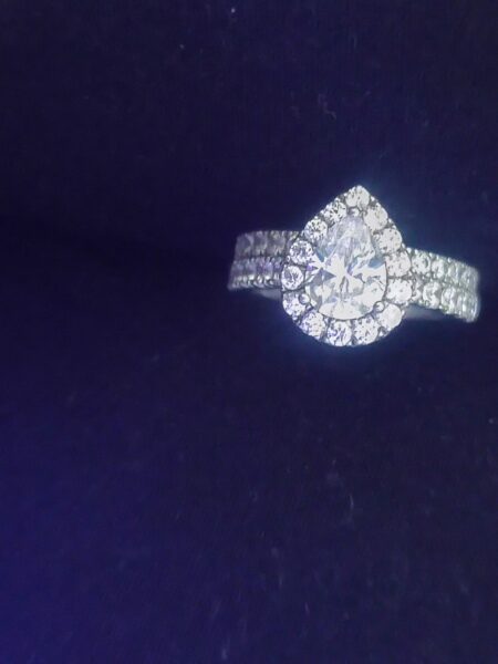 2.07 Carat E VVS2 Pear Lab-Grown Diamond Ring - Image 2