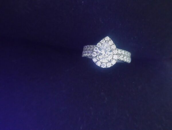 2.07 Carat E VVS2 Pear Lab-Grown Diamond Ring - Image 2