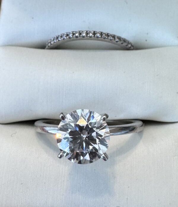 IGI 2.01 Carat D VS2 Round Lab-Grown Diamond Ring - Image 2