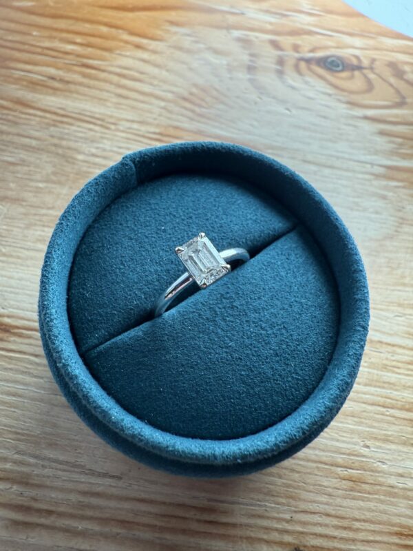 1.0 CT I VS1 Lab Grown Emerald Diamond Ring - Image 2