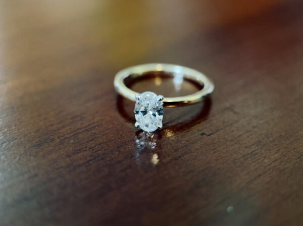 1.00 Carat E VS1 Oval Lab-Grown Diamond Ring - Image 2