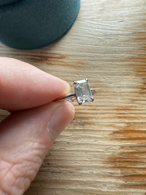1.0 CT I VS1 Lab Grown Emerald Diamond Ring - Image 5