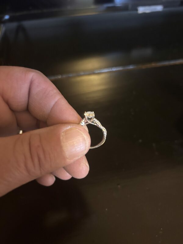 IGI 0.74 Carat E SI1 Round Lab-Grown Diamond Ring - Image 4