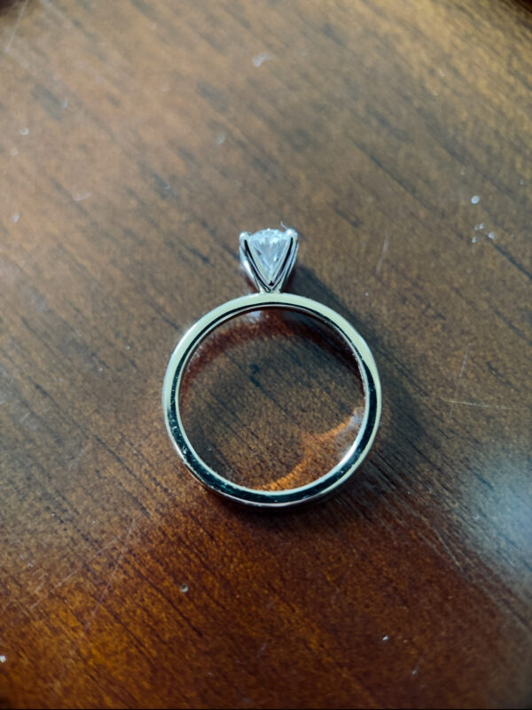 1.00 Carat E VS1 Oval Lab-Grown Diamond Ring - Image 3