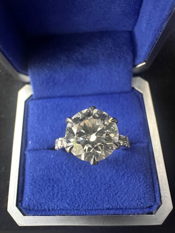 IGI 5.57 Carat F VS1 Round Lab-Grown Diamond Ring - Image 2