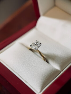 1.00 Carat E VS1 Oval Lab-Grown Diamond Ring