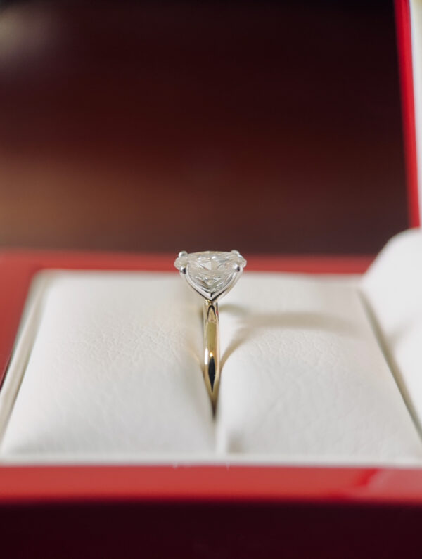 1.00 Carat E VS1 Oval Lab-Grown Diamond Ring - Image 9
