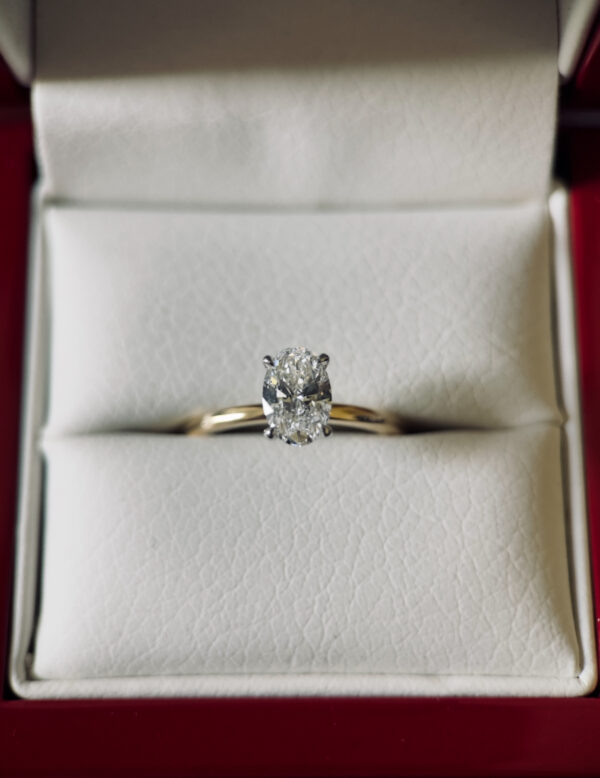1.00 Carat E VS1 Oval Lab-Grown Diamond Ring - Image 6